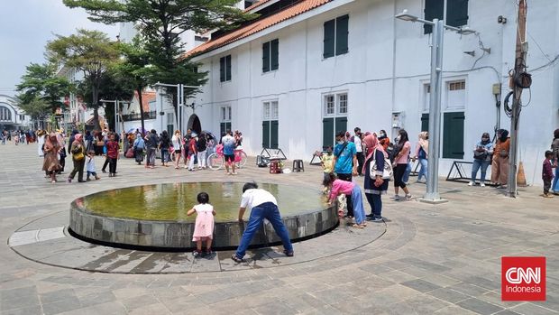 Kawasan Kota Tua, Jakarta Barat, ramai dipadati pengunjung setelah resmi dibuka untuk umum oleh Gubernur DKI Jakarta Anies Baswedan pasca revitalisasi.