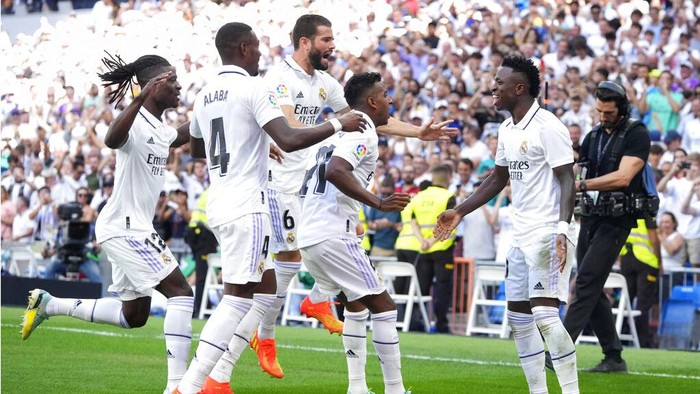 Real Madrids Vinicius Junior, right, celebrates after scoring his sides 2nd goal during the Spanish La Liga soccer match between Real Madrid and Mallorca at the Santiago Bernabeu stadium in Madrid, Spain, Sunday, Sept. 11, 2022. (AP Photo/Manu Fernandez)