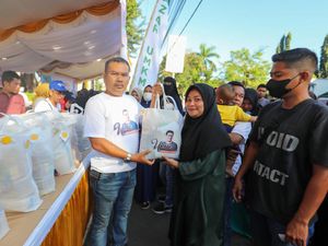 Relawan Semeton Sandi Gelar Bazar Sembako Murah di Lombok Timur