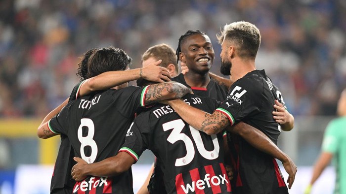 GENOA, ITALY - SEPTEMBER 10:  Junior Messias of AC Milan celebrates  with team-mates after scoring the opening goal during the Serie A match between UC Sampdoria and AC MIlan at Stadio Luigi Ferraris on September 10, 2022 in Genoa, Italy. (Photo by Claudio Villa/AC Milan via Getty Images)