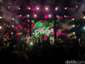 Iringan Musik Angklung Warnai Panggung Saykoji di FLAVS Revival Iringan Musik Angklung Warnai Panggung Saykoji di FLAVS Revival