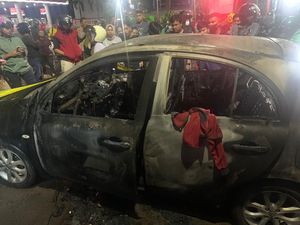 Minibus Terbakar di SPBU Makassar, Percikan Api Diduga dari Tangki Mobil