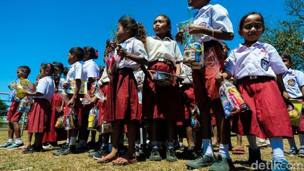 Senangnya Siswa Pedalaman NTT Dapat Buku Tulis Baru