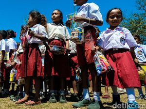 Senangnya Siswa Pedalaman NTT Dapat Buku Tulis Baru Senangnya Siswa Pedalaman NTT Dapat Buku Tulis Baru