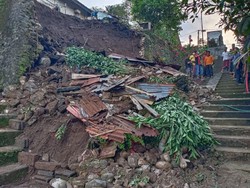 Diguyur Hujan 2 Hari, Senderan Rumah Warga Dajan Peken Tabanan Longsor