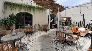 Viral Kafe di Depok dengan Suasana Pantai Bali
