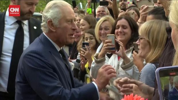 Raja Charles III menyapa ratusan simpatisan di luar Istana Buckingham setelah secara resmi diproklamasikan sebagai Raja Inggris, pada Sabtu (10/9).