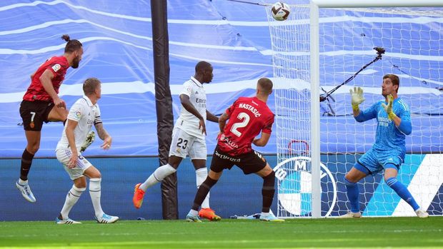 MADRID, SPAIN - SEPTEMBER 11: Vedat Muriqi of RCD Mallorca scores their side's first goal during the LaLiga Santander match between Real Madrid CF and RCD Mallorca at Estadio Santiago Bernabeu on September 11, 2022 in Madrid, Spain. (Photo by Angel Martinez/Getty Images)
