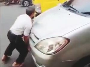 Viral Kijang Innova Ogah Disuruh Mundur karena Halangi Pintu, Simak Lagi Aturan Parkir