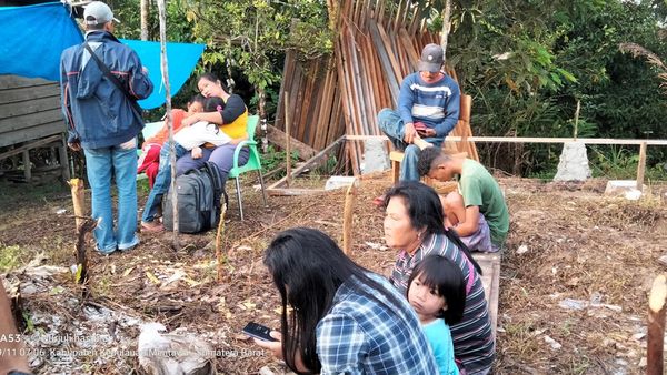 Warga Mengungsi Akibat Gempa Mentawai