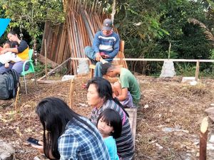 Warga Mengungsi Akibat Gempa Mentawai
