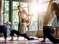 3 Versi Gerakan Yoga Sun Salutation, Anti Mager di Akhir Pekan