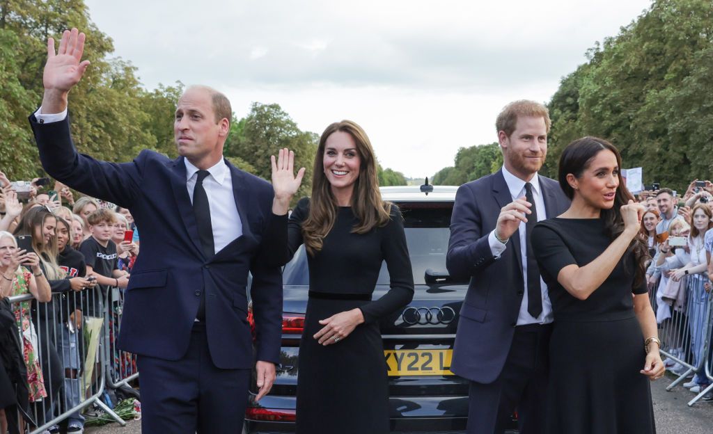 1422564352 WINDSOR, ENGLAND - SEPTEMBER 10: Prince Harry, Duke of Sussex, Meghan, Duchess of Sussex, Prince William, Prince of Wales and Catherine, Princess of Wales look at floral tributes laid by members of the public on the Long walk at Windsor Castle on September 10, 2022 in Windsor, England. Crowds have gathered and tributes left at the gates of Windsor Castle to Queen Elizabeth II, who died at Balmoral Castle on 8 September, 2022. (Photo by Chris Jackson - WPA Pool/Getty Images)