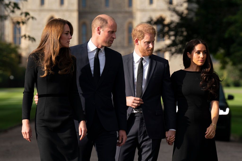1422564352 WINDSOR, ENGLAND - SEPTEMBER 10: Prince Harry, Duke of Sussex, Meghan, Duchess of Sussex, Prince William, Prince of Wales and Catherine, Princess of Wales look at floral tributes laid by members of the public on the Long walk at Windsor Castle on September 10, 2022 in Windsor, England. Crowds have gathered and tributes left at the gates of Windsor Castle to Queen Elizabeth II, who died at Balmoral Castle on 8 September, 2022. (Photo by Chris Jackson - WPA Pool/Getty Images)