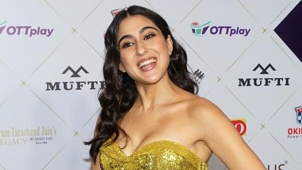 Sara Ali Khan Tebar Senyum Mempesona