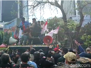 Aksi 1209 Ricuh, Massa Kejar Mobil Komando Kelompok Lain di Patung Kuda