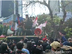 Aksi 1209 Ricuh, Massa Kejar Mobil Komando Kelompok Lain di Patung Kuda