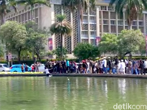 Ricuh Aksi 1209, Sempat Ada Pedemo Nyebur ke Air Mancur Thamrin Jakpus