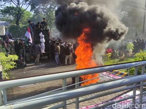 Bubar Blokade Bypass Juanda, Aktivis HMI Bakar Ban di Depan Kanwil Pajak