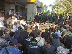 Massa HMI Dipersilakan Masuk ke Halaman Kanwil Pajak Usai Bakar-bakar Ban