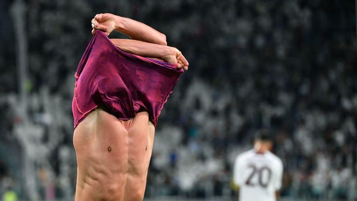 Arkadiusz Milik Juventus' Polish forward Arkadiusz Milik celebrates scoring his team's first goal during the Italian Serie A football match between Juventus and Salernitana at the Juventus stadium in Turin on September 11, 2022. (Photo by Isabella BONOTTO / AFP) (Photo by ISABELLA BONOTTO/AFP via Getty Images)