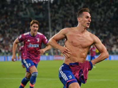Apesnya Milik: Buka Baju, Dikartu Merah Wasit, Gol Dianulir