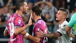 Apesnya Milik: Buka Baju, Dikartu Merah Wasit, Gol Dianulir