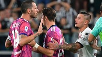 Leonardo Bonucci tampaknya dianggap sudah bergerak offside sehingga berdampak pada dianulirnya gol. Milik pun apes; sudah golnya dianulir eh kena kartu merah pula. Foto: AFP via Getty Images/ISABELLA BONOTTO