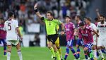 Apesnya Milik: Buka Baju, Dikartu Merah Wasit, Gol Dianulir