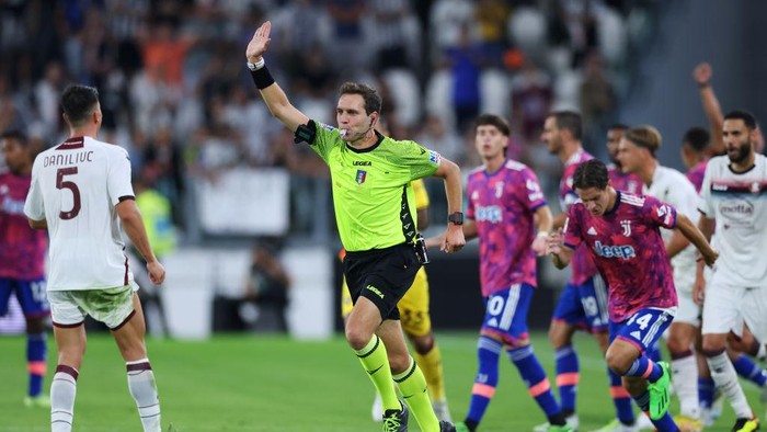 TURIN, ITALY - SEPTEMBER 11: Referee Matteo Marcenaro disallows Juventus third goal scored by Arkadiusz Milik (not pictured) during the Serie A match between Juventus and Salernitana at  on September 11, 2022 in Turin, Italy. (Photo by Jonathan Moscrop/Getty Images)