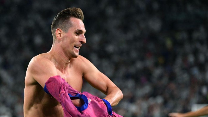 Arkadiusz Milik Juventus' Polish forward Arkadiusz Milik celebrates scoring his team's first goal during the Italian Serie A football match between Juventus and Salernitana at the Juventus stadium in Turin on September 11, 2022. (Photo by Isabella BONOTTO / AFP) (Photo by ISABELLA BONOTTO/AFP via Getty Images)