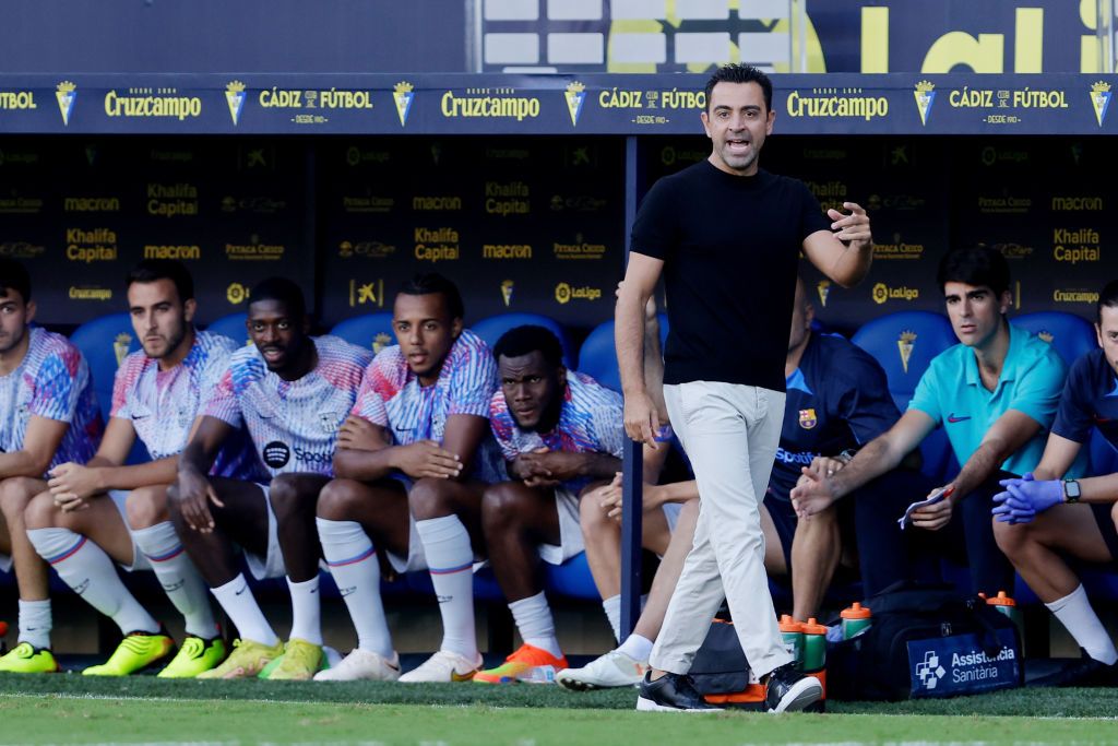 CADIZ, SPAIN - SEPTEMBER 10: Frenkie de Jong of FC Barcelona celebrates with team mates after scoring their sides first goal during the LaLiga Santander match between Cadiz CF and FC Barcelona at Estadio Nuevo Mirandilla on September 10, 2022 in Cadiz, Spain. (Photo by Fran Santiago/Getty Images)