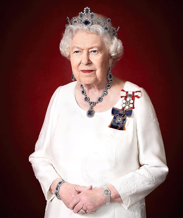 Ratu Elizabeth II mengenakan mahkota dan perhiasan bertatahkan batu safir