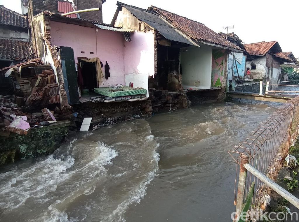 Pemprov Jabar Pantau Jalan Terdampak Banjir dan Longsor