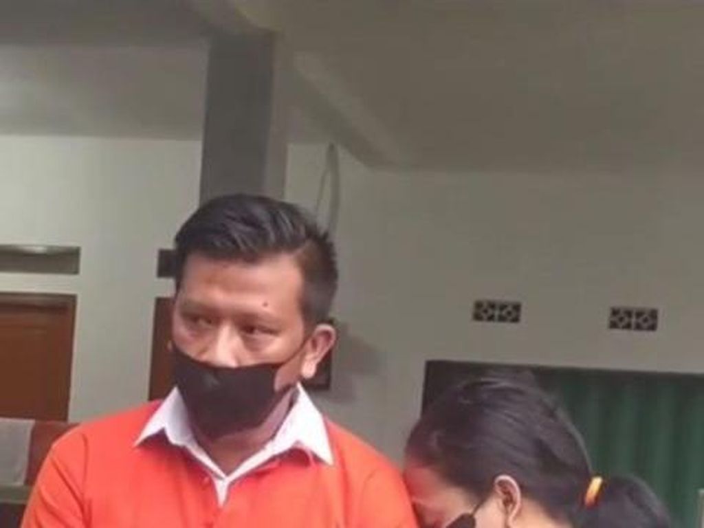 Ramai Parodi Momen Mesra Ferdy Sambo dan Istrinya Ramai Parodi Momen Mesra Ferdy Sambo dan Istrinya