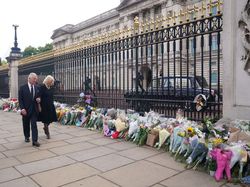 Dear Pelayat, Jangan Bawa Boneka Beruang dan Selai Jeruk untuk Ratu Elizabeth Dear Pelayat, Jangan Bawa Boneka Beruang dan Selai Jeruk untuk Ratu Elizabeth
