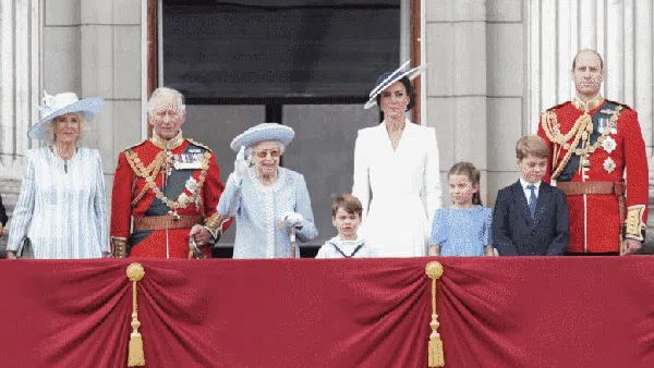 Berkeliling Istana Buckingham Kediaman Resmi Penguasa Britania Raya