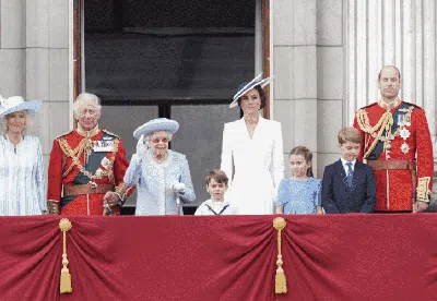 Berkeliling Istana Buckingham Kediaman Resmi Penguasa Britania Raya