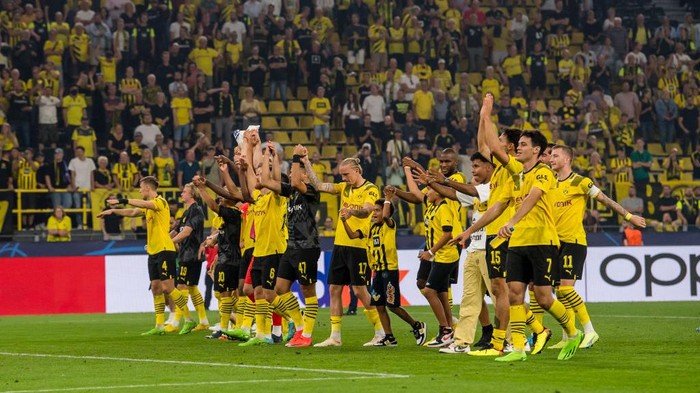 DORTMUND, GERMANY - SEPTEMBER 06: The team of Borussia Dortmund celebrates the win in front of the fans after the final whistle during the Champions League match between Borussia Dortmund and FC Copenhagen at the Signal Iduna Park on September 06, 2022 in Dortmund, Germany.  (Photo by Alexandre Simoes/Borussia Dortmund via Getty Images)