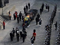 Seorang Pria Bikin Onar saat Prosesi Peti Ratu Elizabeth II