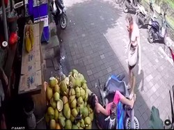 Viral Ulah Bule di Bali, Bugil Pamer Alat Vital-Dorong Pemotor