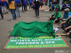 Bawa Keranda-Spanduk, Massa Buruh Tolak BBM Demo di Patung Kuda