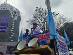 Buruh Demo di Patung Kuda, Bawa Spanduk Mati Hati Nurani Presiden-DPR