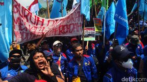 Buruh Demo Tolak Kenaikan Harga BBM di Patung Kuda Jakarta