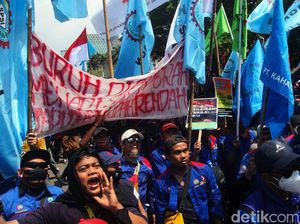 Buruh Demo Tolak Kenaikan Harga BBM di Patung Kuda Jakarta