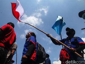 Usai Ditemui Kasetpres, Massa Buruh Bubarkan Aksi di Patung Kuda Usai Ditemui Kasetpres, Massa Buruh Bubarkan Aksi di Patung Kuda