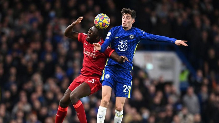 LONDON, ENGLAND - JANUARY 02:  Ibrahima Konate of Liverpool challenges for the high ball with Kai Havertz of Chelsea during the Premier League match between Chelsea  and  Liverpool at Stamford Bridge on January 02, 2022 in London, England. (Photo by Shaun Botterill/Getty Images)