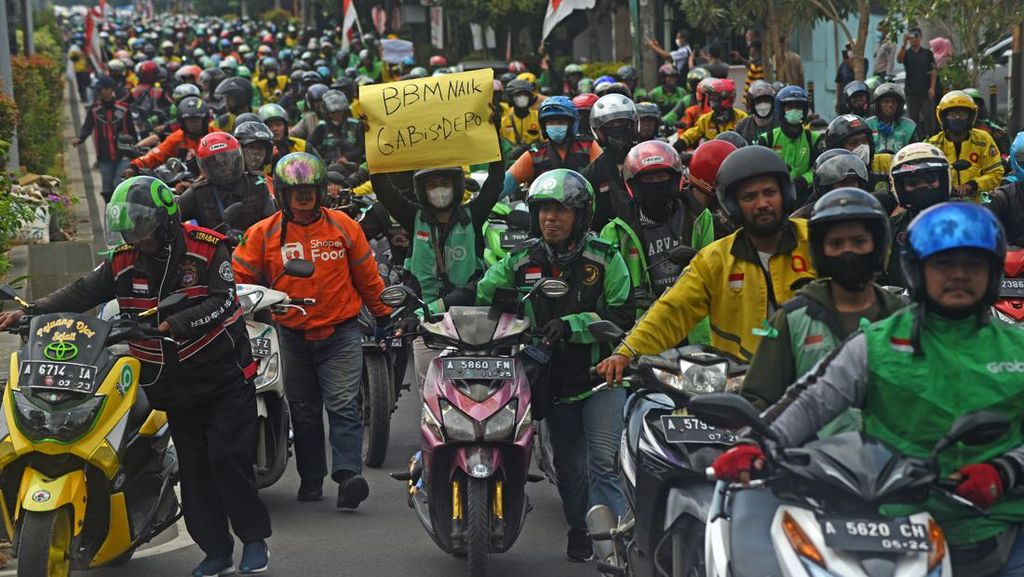 Demo BBM, Ribuan Ojol Tuntun Motor dan Konvoi di Alun-alun Serang