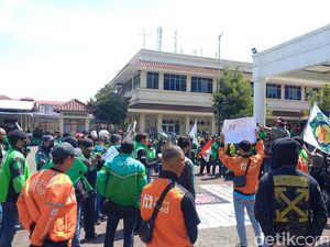 Massa Ojol Jogja Demo di DPRD DIY Malioboro, Tolak Kenaikan BBM