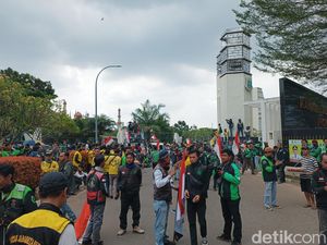 Mogok Beroperasi, Driver Ojol Demo Tolak Kenaikan Harga BBM di Serang